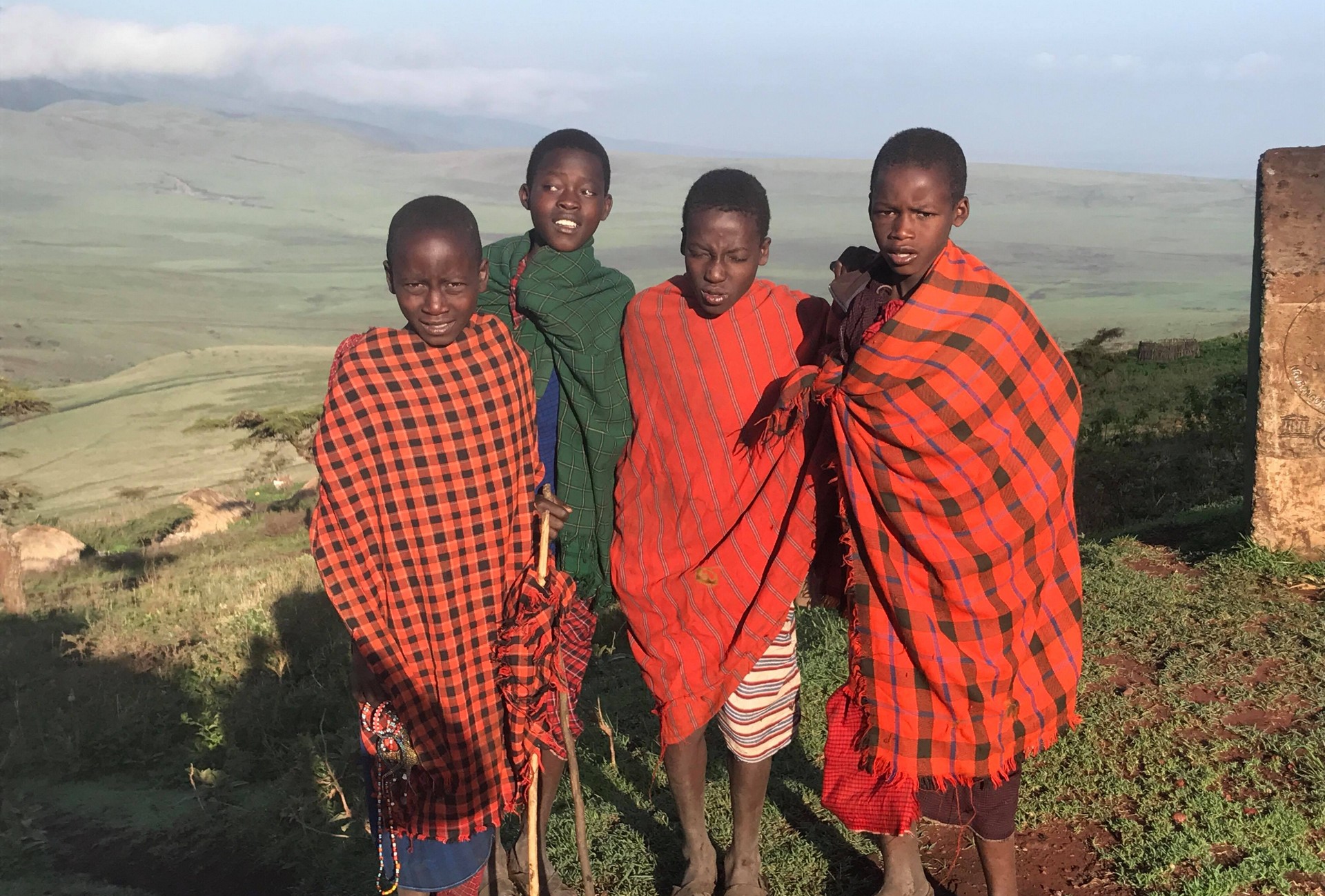 4 grabbar i Tanzania
